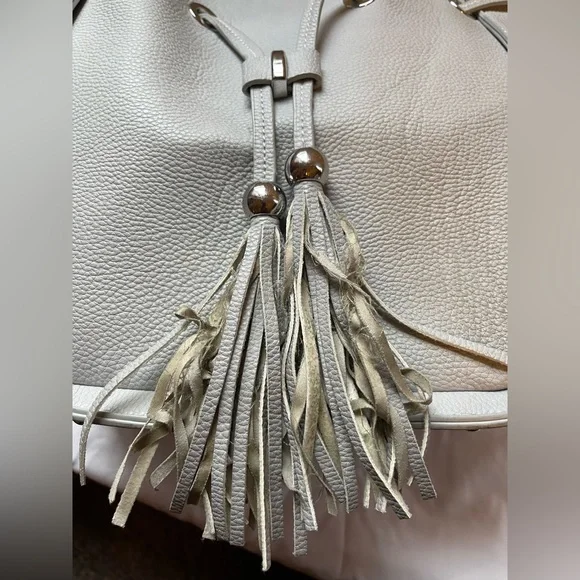 Gray tote bag with tassels - Picture 4 of 9